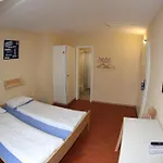 旅馆 伯尔尼钟楼背包客旅舍 *